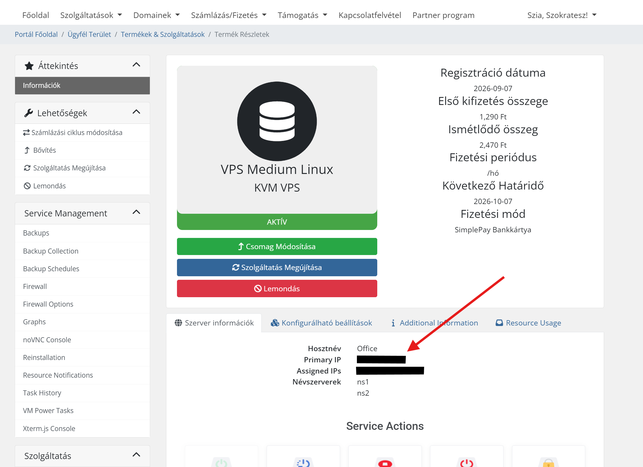 A VPS Termék Részletek oldala, Szerver információk fül: Hosztnév Office, Primary IP és Assigned IPs, egy piros nyíl a Primary IP-re mutat.